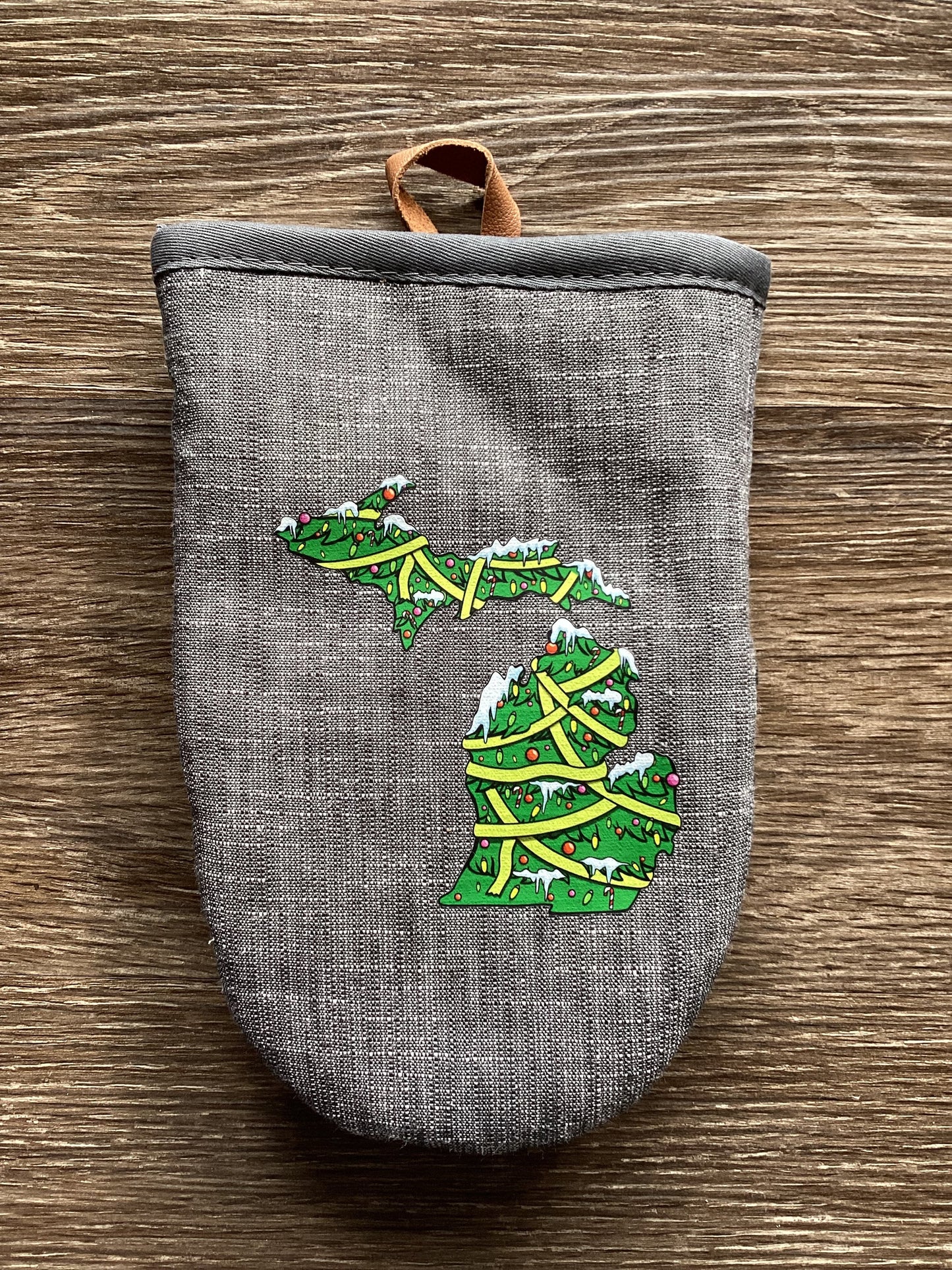 Christmas Tree - Snowy - Michigan - Short Oven Mitt