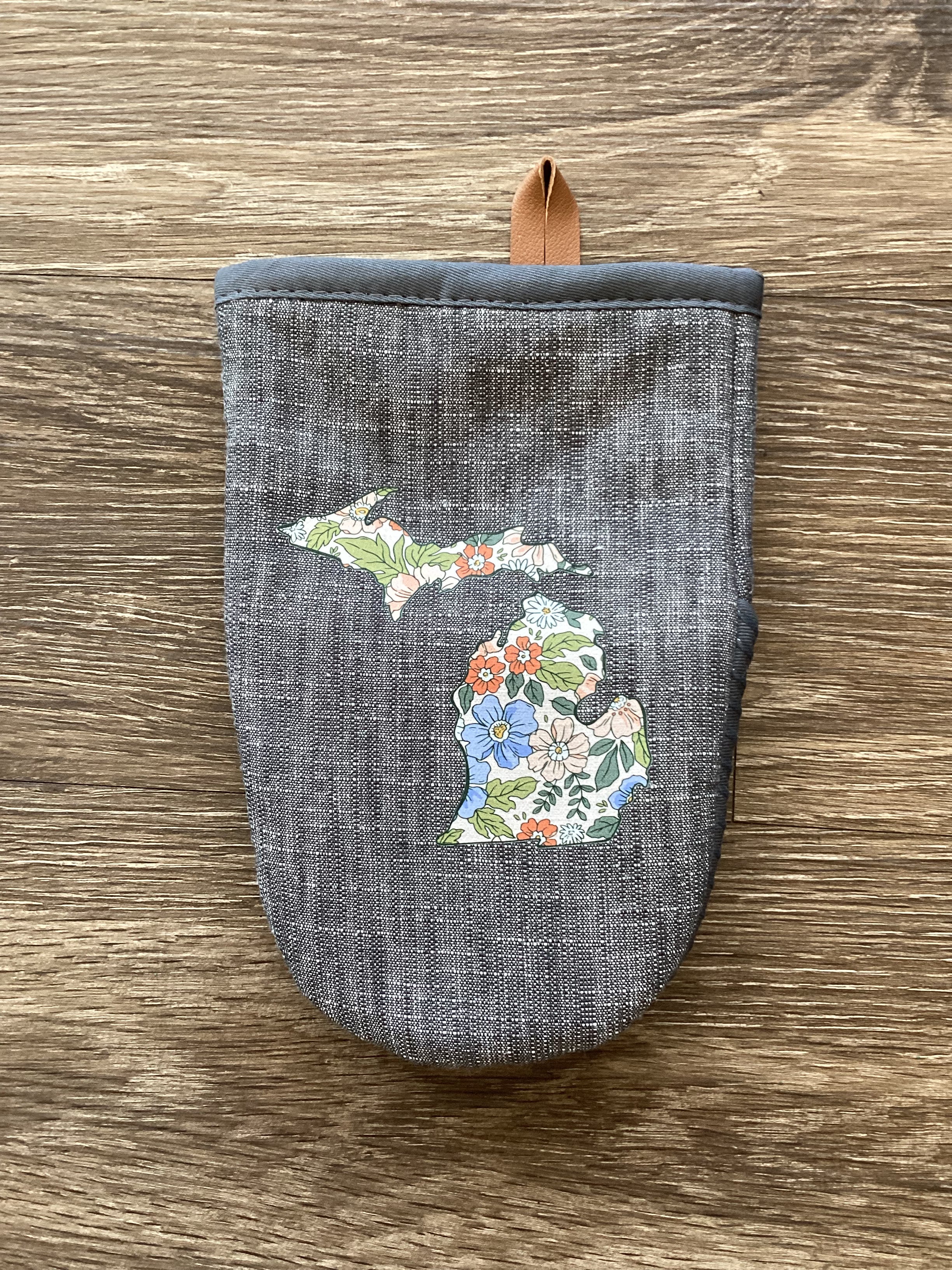 Blossoms - Meadow - Michigan - Short Oven Mitt