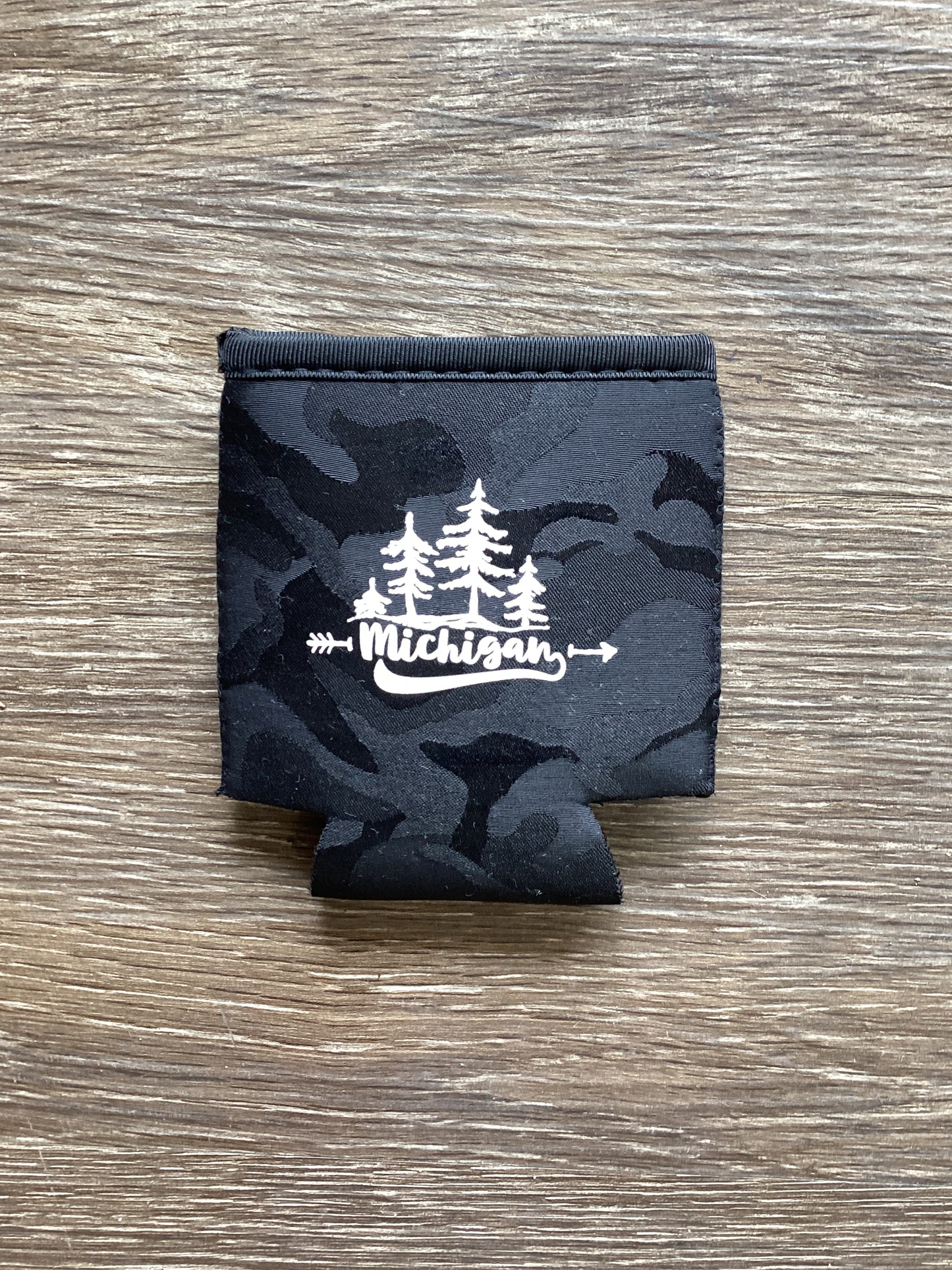 'Michigan' Forest - Word - Black Camo Koozie